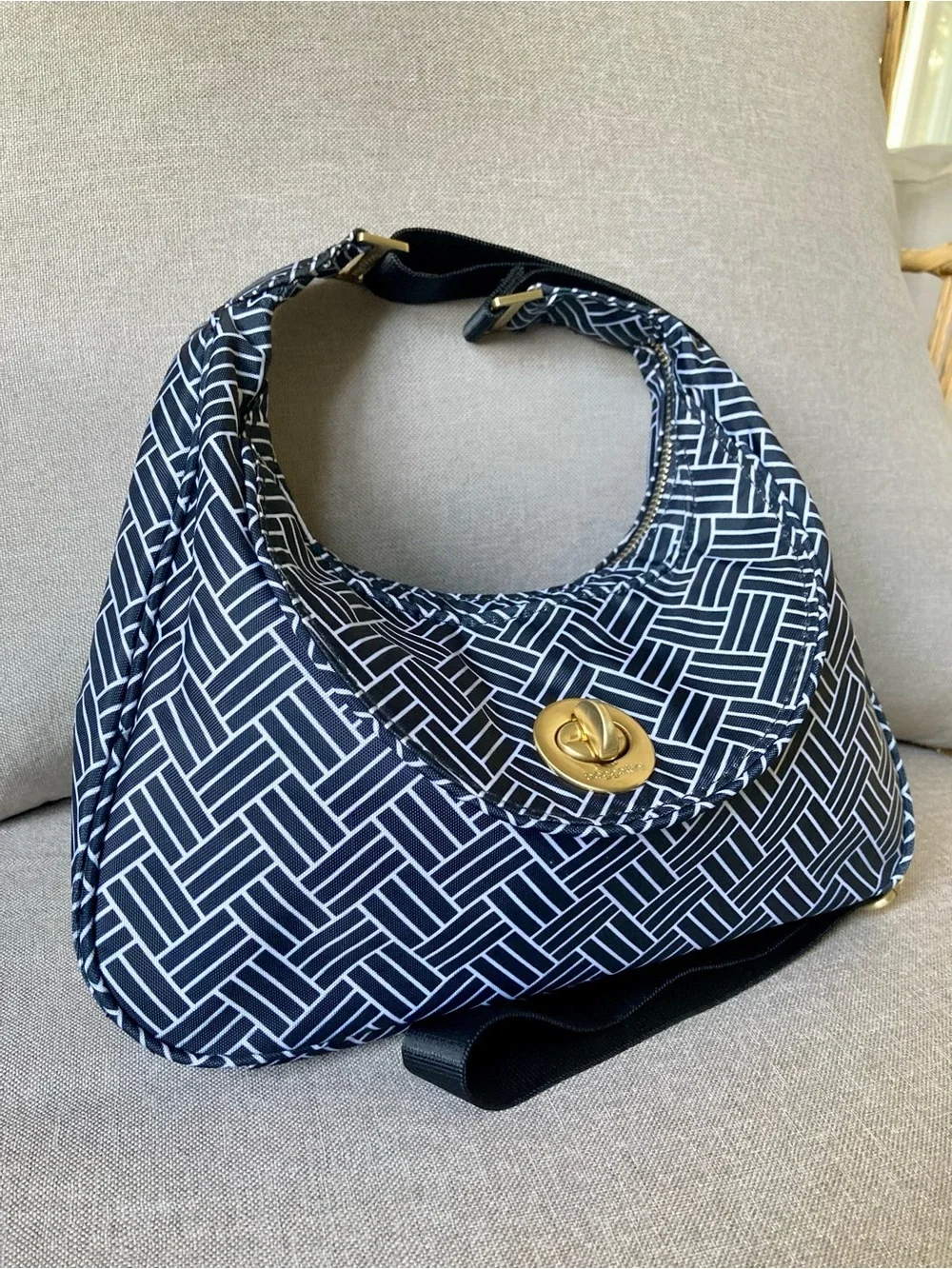 Baggallini Navy Geometric Print Crossbody Shoulder Bag Lightweight Travel Purse